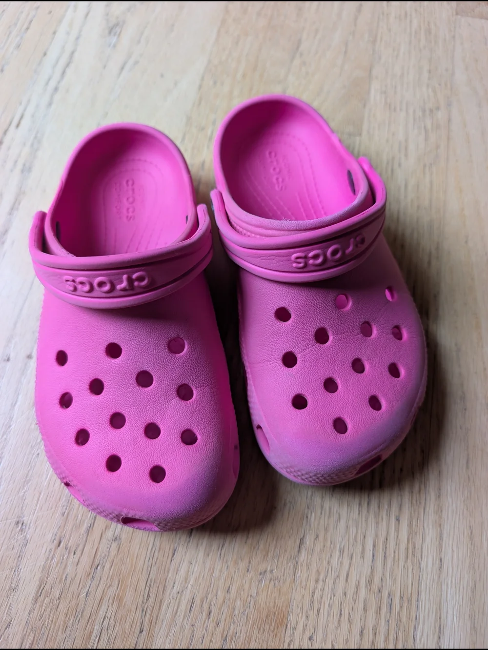 CROCS Kids Classic Clog in Bright Pink